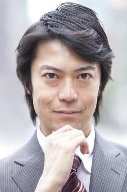 Kameraya bakan bir iş adamının portresi 