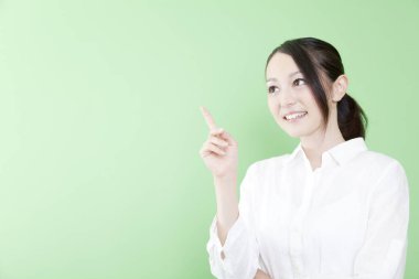 Yeşil arka planda izole edilmiş genç bir kadın. 