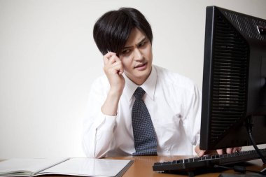 bilgisayarda çalışan Asya iş adamı