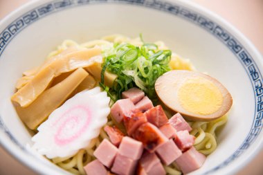 Japon erişteleri beyaz kasede servis edilir.