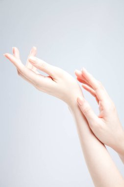 beyaz zemin üzerinde güzel eller