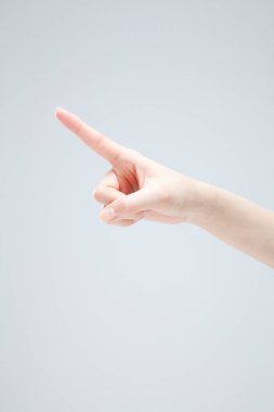 Beyaz arka planda el hareketi yapan kadınların yakın çekimi. 