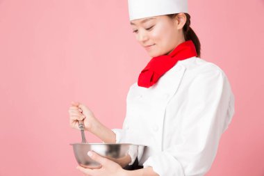 Üniformalı kadın aşçı, stüdyo çekimi. 