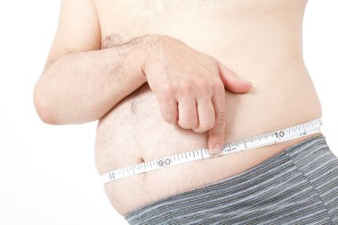 Elinde mezura olan şişman bir adam.