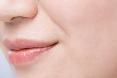 Güzel bir gülüşü olan bir kadın yüzü.