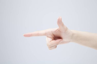 Beyaz arka planda el hareketi yapan kadınların yakın çekimi. 