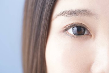 Uzun kirpikli kadın gözü. Yakından, Asyalı güzellik.