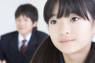 Sınıfta oturan birkaç Japon öğrenci, beyaz arkaplan. 