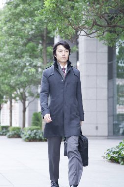 Yetişkin Japon iş adamının şehir sokaklarındaki portresi