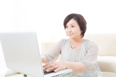 Dizüstü bilgisayarıyla çalışan kadın.