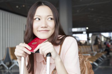 Havaalanında evrakları tutan kadın.