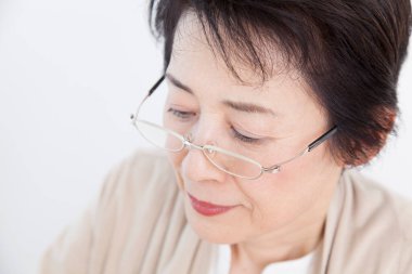 Gözlüklü son sınıf öğrencisi. 