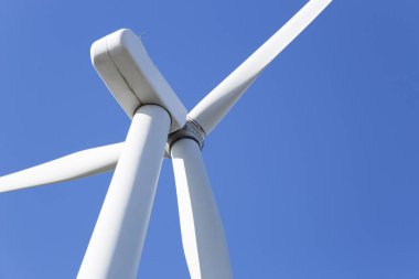 Mavi gökyüzüne karşı yel değirmeni. yenilenebilir enerji kavramı