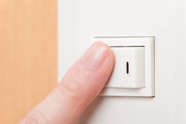 Kişinin yakın çekim şalteri indirme resmi. 