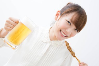 Biranın tadını çıkaran Asyalı kadın.