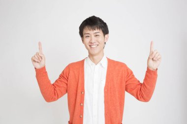 Mutlu Asyalı genç adam beyaz arka planda izole edilmiş.