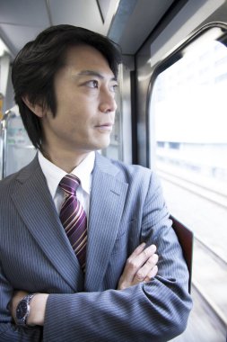 Genç Japon işadamı toplu taşıma kullanıyor