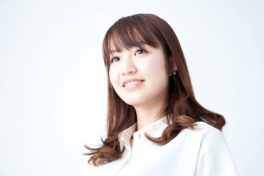 genç kadın uzağa beyaz arka plan üzerinde seyir