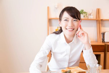 Telefonda konuşan Asyalı güzel bir kadının portresi.