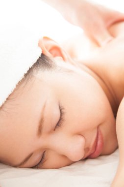 güzel Asyalı kadın masaj masanın üzerinde yatan