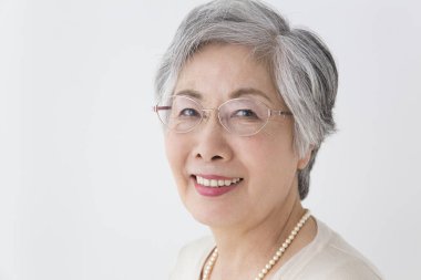 Stüdyoda poz veren gözlüklü son sınıf öğrencisi.