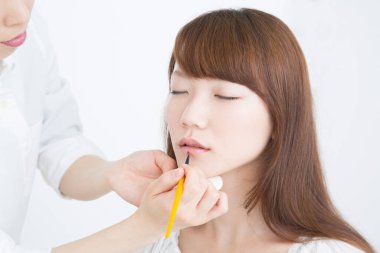 Asyalı kadın makyaj uygulamak 