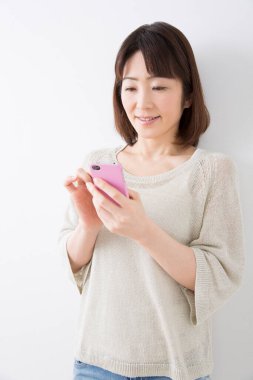 kadın holding akıllı telefon