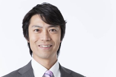 Asyalı iş adamı portresi gülümsüyor. 