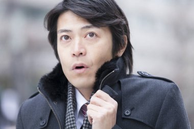 Genç işadamı kışın sokakta