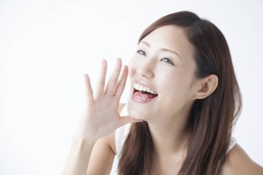 Gülümseyen ve sevinçle bağıran bir kadın