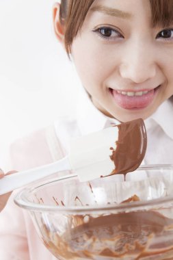 Güzel Japon kadın tatlı hazırlıyor.