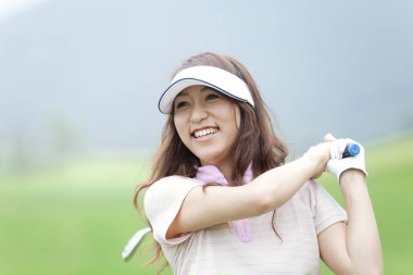Asyalı kadın golf oynamak 