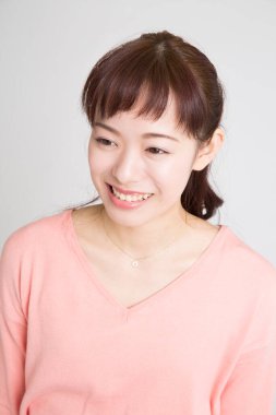 Beyaz arka planda gülümseyen Asyalı kadın 