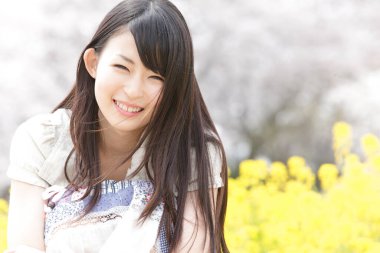 Baharda gülümseyen Asyalı kadın