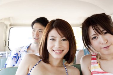 Minibüsle seyahat eden Asyalı arkadaşların portresi 