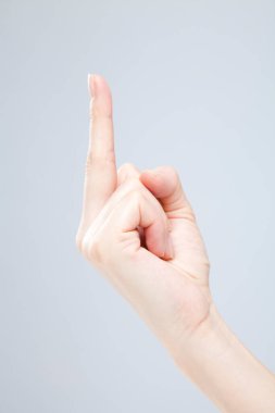 Beyaz arka planda el hareketi yapan kadınların yakın çekimi. 