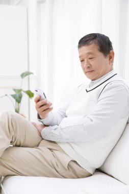 cep telefonu kullaranarak Asyalı adam