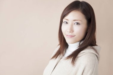 Stüdyoda poz veren güzel genç bir kadın.