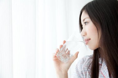 Su içen genç bir kadının portresi