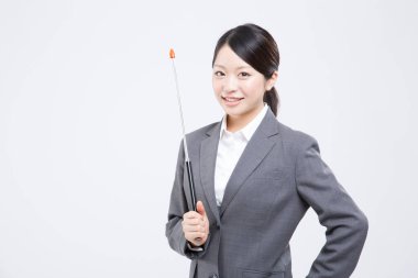 Beyaz arka planda işaretçi ile iş kadını