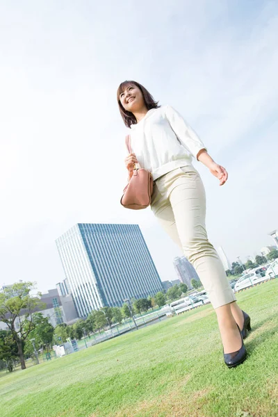 Genç Asyalı kadın parkta yürüyüş 