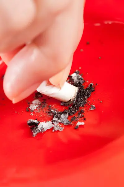 Красный Пепельница Сигареты — стоковое фото