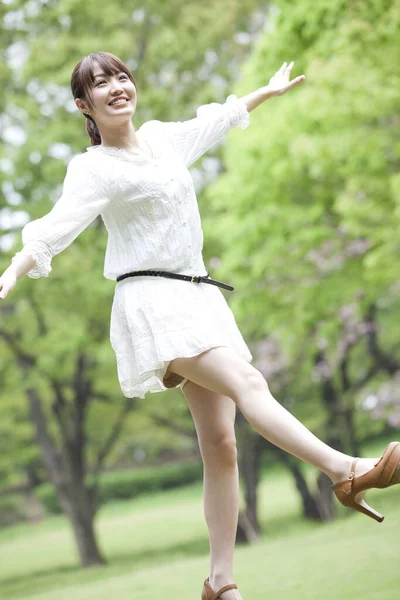 Японская Женщина Отдыхает Парке — стоковое фото