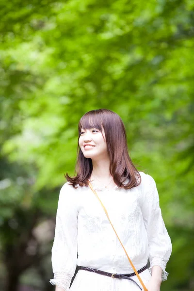Parkta Beyaz Elbiseli Güzel Asyalı Kadın — Stok fotoğraf