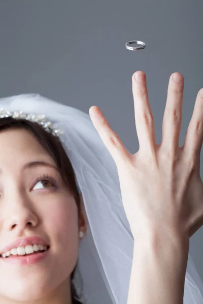 Красивая Молодая Азиатская Невеста Белом Свадебном Платье — стоковое фото