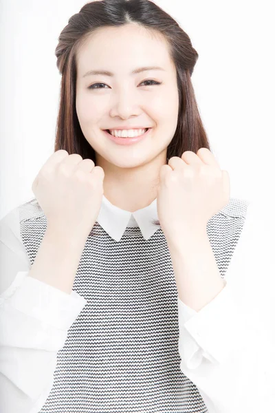 Yumruklarını gösteren Asyalı güzel bir kızın portresi. 