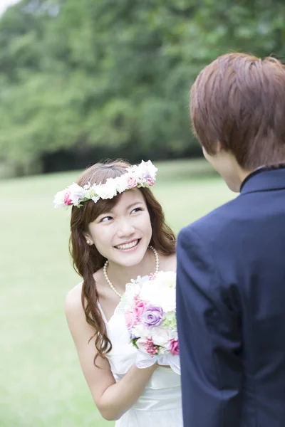Junge Schöne Asiatische Braut Und Bräutigam — Stockfoto