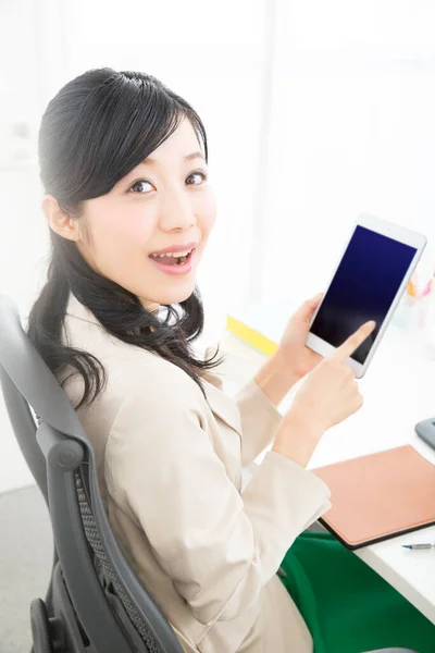 Joven Asiático Mujer Usando Digital Tablet Oficina — Foto de Stock