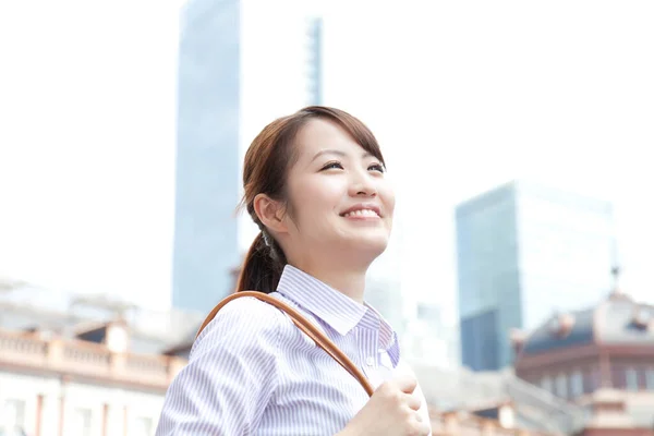 Χαμογελαστή Γιαπωνέζα Επιχειρηματίας Στην Επιχειρηματική Περιοχή — Φωτογραφία Αρχείου