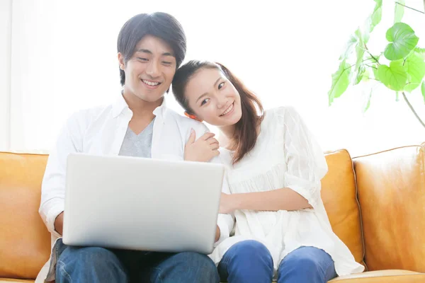 Dizüstü Bilgisayar Kullanan Asyalı Genç Çift — Stok fotoğraf